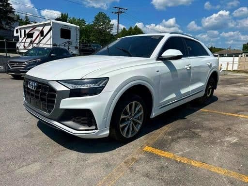 Белый кроссовер Audi Q8 S-Line 2023 года на площадке аукциона Copart