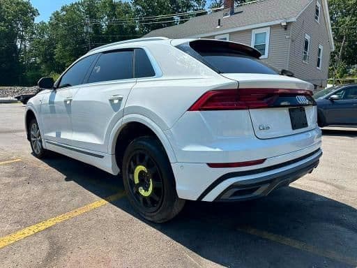 Audi Q8 S-Line 2023, белый кроссовер, вид сбоку