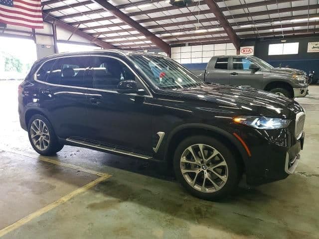 BMW X5 xDrive40i 2026, чёрный кроссовер, фото 2
