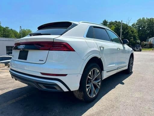 Audi Q8 S-Line 2023, салон автомобиля