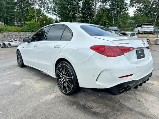 Mercedes-Benz C43 AMG 2025, белый седан, фото 3
